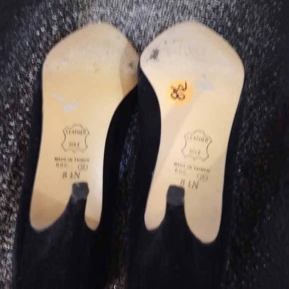 Black Suede Pumps! - Picture 4 of 4